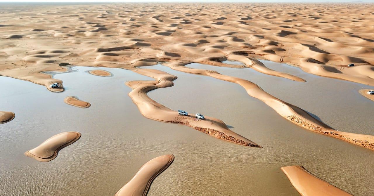 تشكل البرك في الصحراء بعد هطول  الأمطار