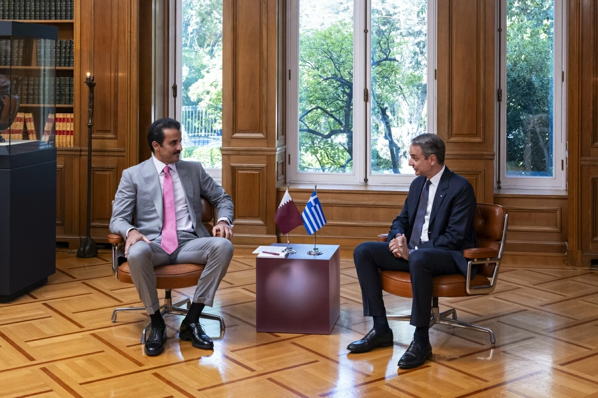 أمير قطر ورئيس وزراء اليونان يبحثان تعزيز التعاون الثنائي في أثينا