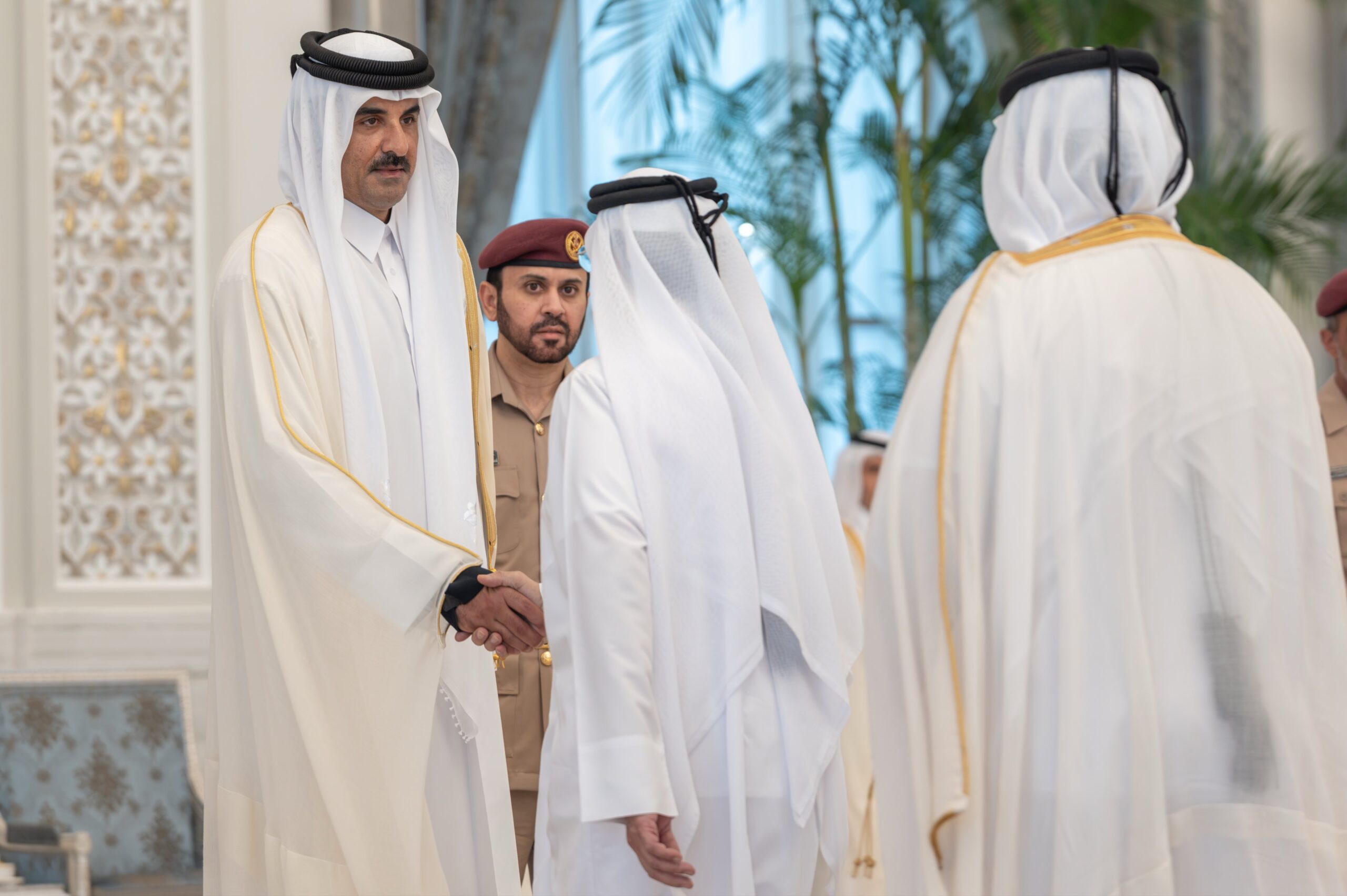 أمير قطر يستقبل جموع المعزين بوفاة الأمير الوالد الشيخ حمد بن خليفة آل ثاني في قصر لوسيل