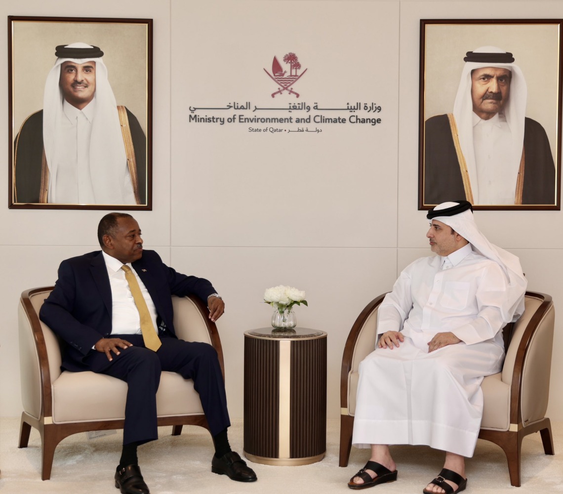 وزير البيئة والتغير المناخي يبحث تعزيز التعاون مع سفير السودان