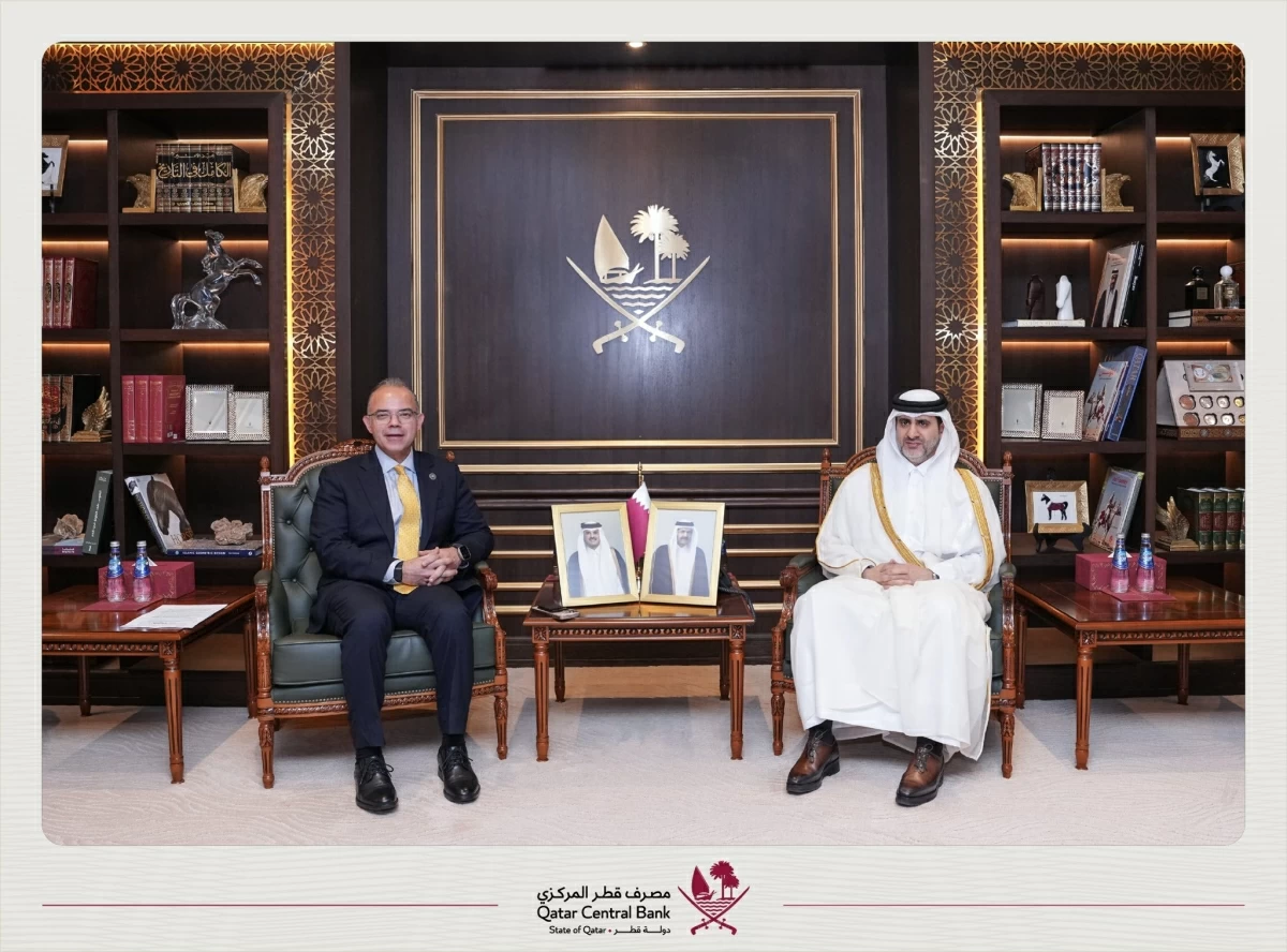 محافظ مصرف قطر المركزي يجتمع مع وزير الاستثمار والتجارة الخارجية في جمهورية مصر العربية
